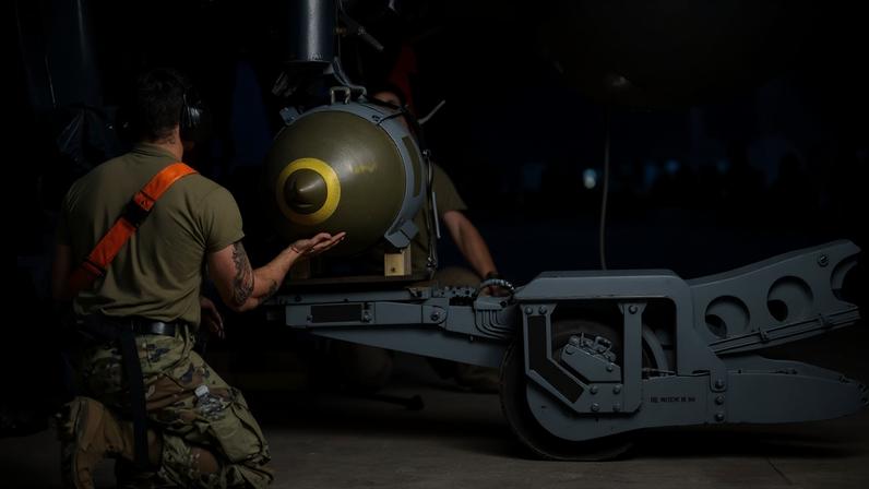 Soldado dos EUA prepara uma munição para ser usada em operação na Síria. Foto: US AIR FORCE / AFP