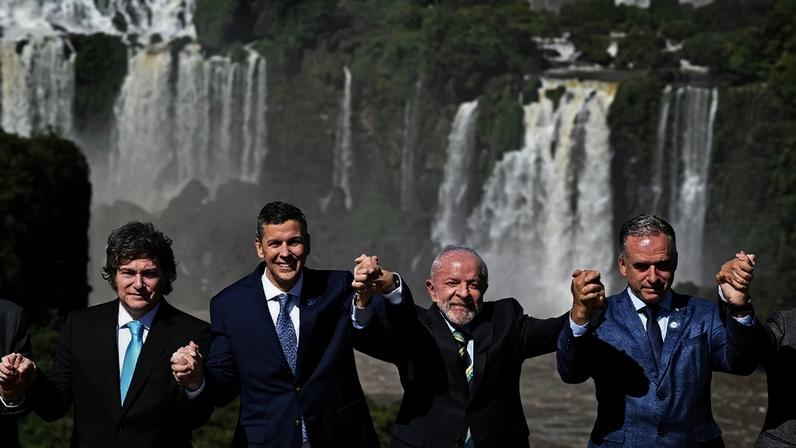 Milei, Peña, Lula e Orsi reunidos em Foz do Iguaçu para um encontro do Mercosul. O bloco terminou a reunião com recados à UE. Foto: Evaristo Sa / AFP