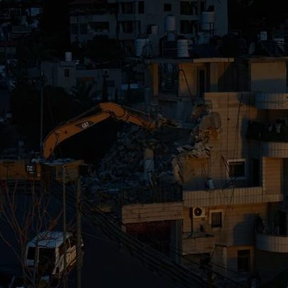 Palestinos desabrigados após derrubada de prédio em Jerusalém Oriental