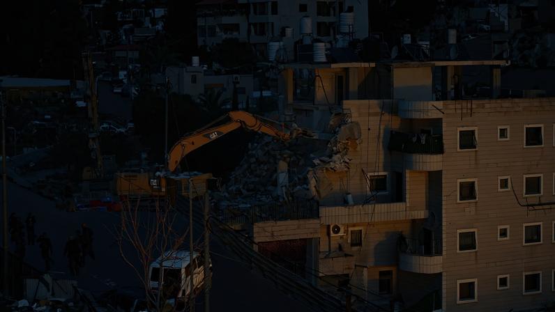 Escavadeira israelense derruba edifício onde moravam palestinos – Foto: Ahmad Gharabli/AFP