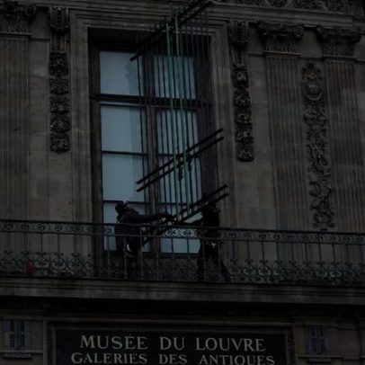 Louvre instala grades na janela por onde ladrões entraram