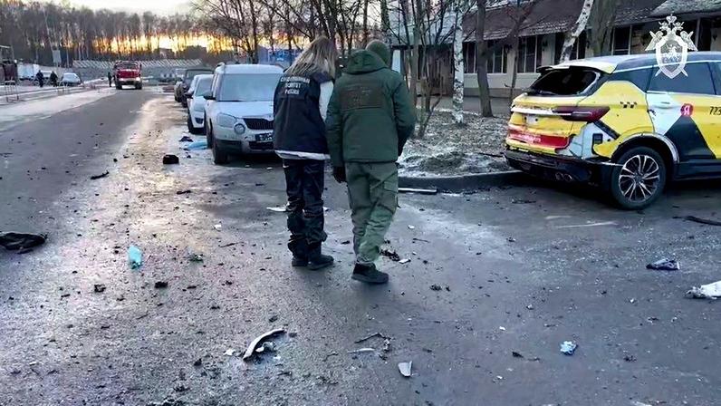 Investigadores inspecionam o local da explosão que matou dois policiais em Moscou – Foto: Handout / RUSSIAN INVESTIGATIVE COMMITTEE / AFP