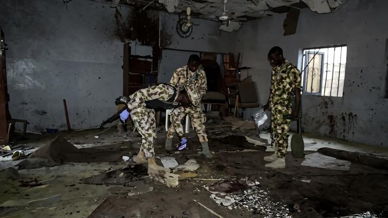 Militares inspecionam mesquita atingida pelos ataques dos EUA – foto: Audu Marte/AFP