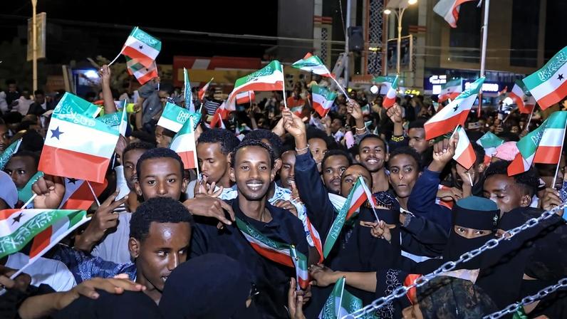 Moradores acenam bandeiras da Somalilândia enquanto se reúnem para celebrar o anúncio de Israel reconhecendo a condição de Estado da Somalilândia, no centro de Hargeisa.
