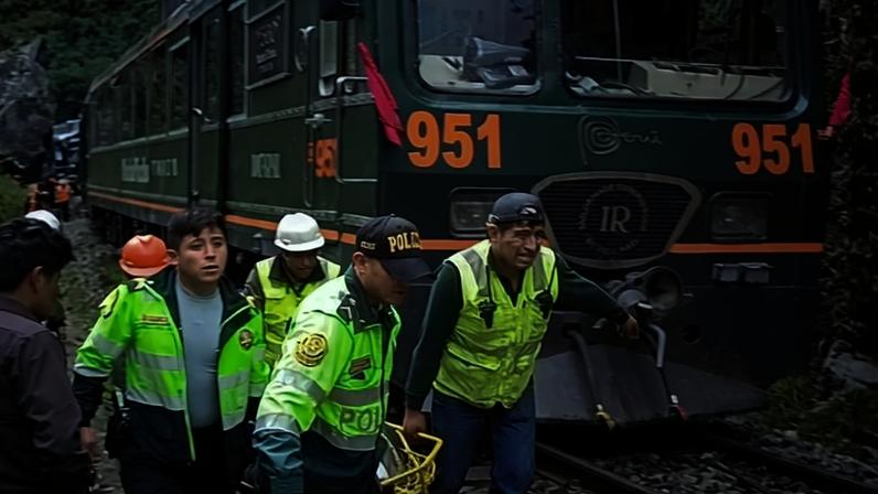 Passageiro ferido é retirado do local do acidente entre trens que levam a Machu Picchu por socorristas – foto: Carolina Paucar/AFP