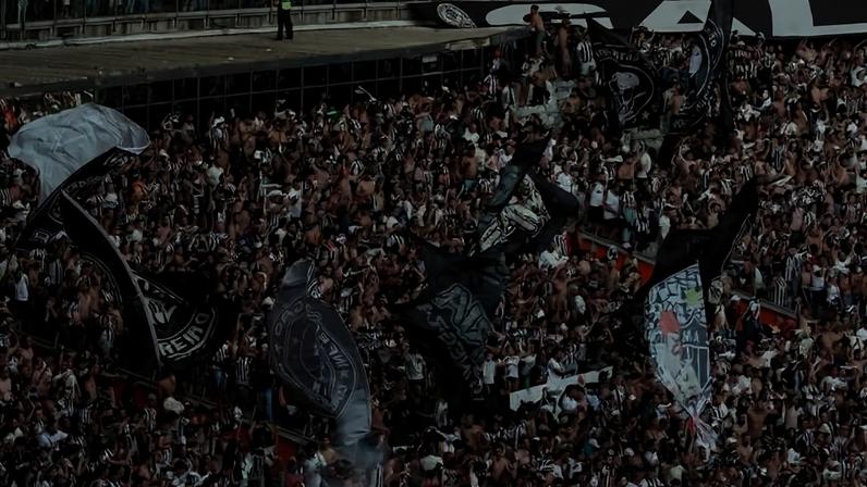 A primeira camisa do Atlético-MG já nasceu alvinegra, com detalhes em branco, símbolo que se tornou eterno na identidade do Galo. (Atlético-MG)
