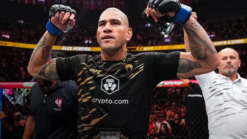 Alex "Poatan" Pereira comemora a reconquista do cinturão peso-meio pesado após a vitória sobre Magomed Ankalaev no UFC 320. (Foto por Jeff Bottari/Zuffa LLC)