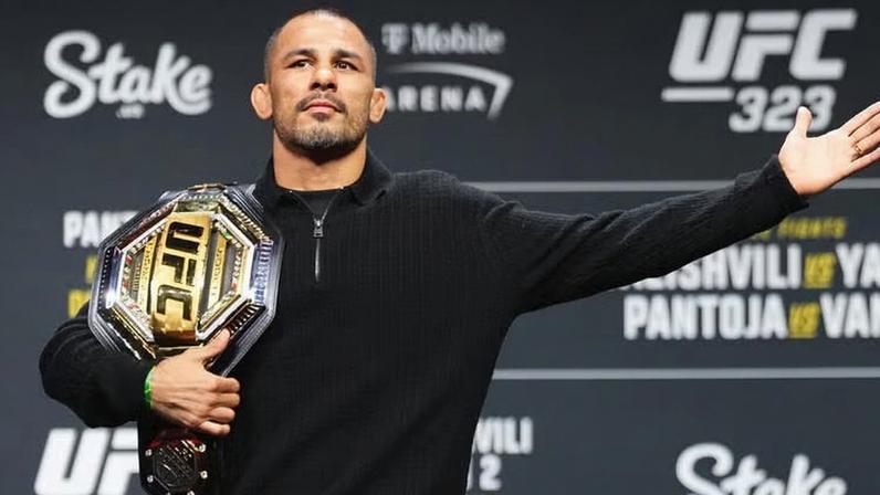 Alexandre Pantoja enfrenta Joshua Van na luta co-principal do UFC 323. (Foto por Jeff Bottari/Zuffa LLC)