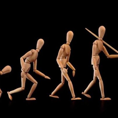 Cientistas revelam alterações genéticas que explicam a caminhada bípeda