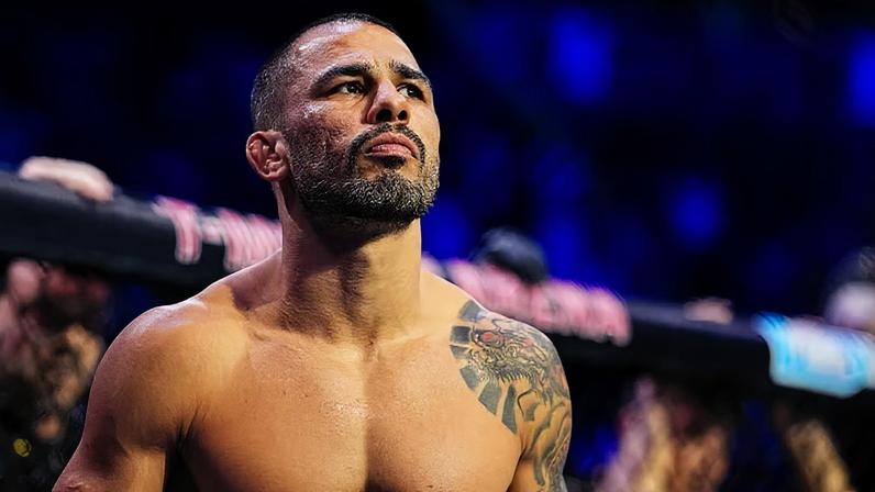 Alexandre Pantoja no Octógono antes da luta com Joshua Van no UFC 323, em dezembro de 2025. (Chris Unger/Zuffa LLC)