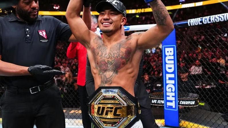 Joshua Van comemora no Octógono após a vitória sobre Alexandre Pantoja no UFC 323, em dezembro de 2025. (Jeff Bottari/Zuffa LLC)