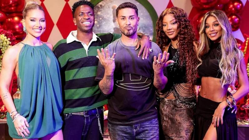 Vestido curto e verde de Virgínia em festa de Natal com o namorado, Vini Jr., agita web: 'Quando engravidar, vai dizer que foi por causa da roupa'