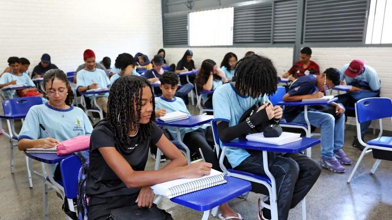 Estudantes do ensino médio recebem a décima parcela do programa Pé-de-Meia em dezembro - Foto: Antônio Cruz/Agência Brasil