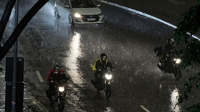 As chuvas no estado de São Paulo devem diminuir a partir desta quarta – Foto: Rovena Rosa/Agência Brasil