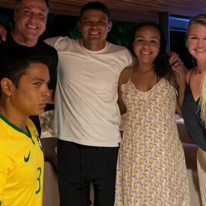 Ex-parceiros da Copa, Júlio César e Thiago Silva, reencontram as esposas