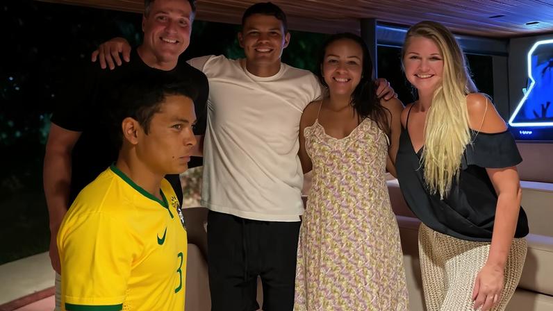 Julio Cesar e Thiago Silva na Copa do Mundo de 2014, e com as respectivas esposas, Susana Werner e Belle Silva — Foto: Getty Images e Reprodução/Instagram
