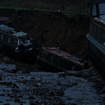 Dez pessoas resgatadas depois de barcos puxados para buraco no canal de Shropshire