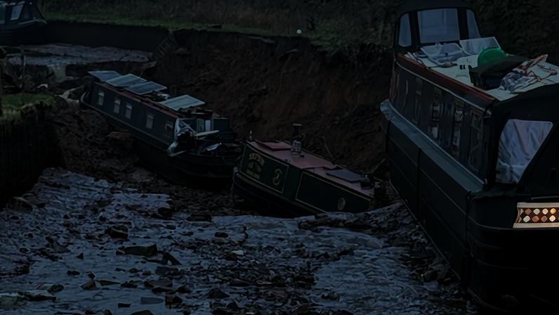 Dez pessoas resgatadas depois de barcos puxados para buraco no canal de Shropshire
