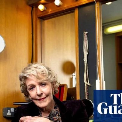 Patricia Hodge relata assédio sexual, uso de drogas e estar em plenitude aos 79