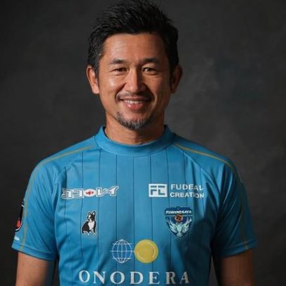 Atacante de 58 anos é anunciado por clube da terceira divisão do Japão