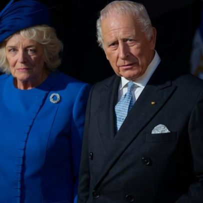 Reis Charles e Camilla divulgam cartão de Natal de 2025