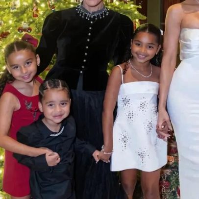 Kris Jenner divulga fotos brilhantes do Natal da família Kardashian