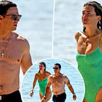Mark Wahlberg e esposa vão à praia durante viagem a Barbados