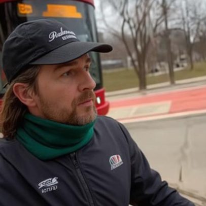 Homem em Toronto corre à frente dos bondes para evidenciar transporte público lento