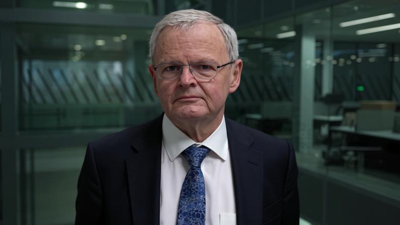 Longas esperas e falta de dados em clínicas de gênero da NHS, aponta revisão