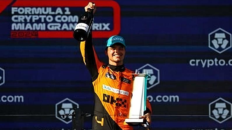 1 de 3 Lando Norris se emociona no pódio do GP de Abu Dhabi — Foto: Clive Rose/Getty Images