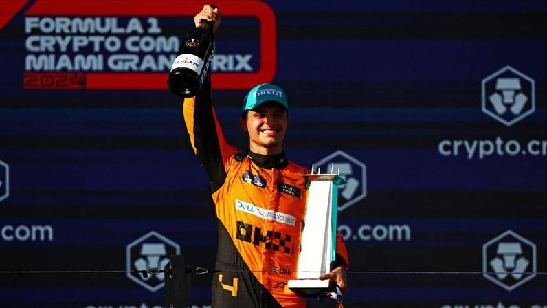 1 de 4 Lando Norris celebra campeonato mundial da F1 2025, no GP de Abu Dhabi — Foto: Bryn Lennon - Formula 1/Formula 1 via Getty Images