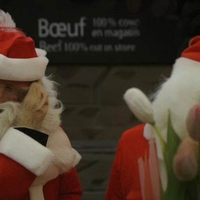 Pessoas vestidas de Papai Noel roubam supermercado em Montreal para doar comida