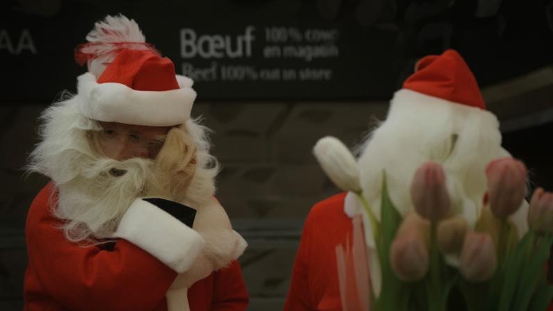 Pessoas vestidas de Papai Noel roubam supermercado em Montreal para doar comida