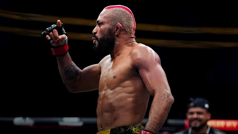 Deiveson Figueiredo comemora após a vitória sobre Cody Garbrandt no UFC 300, em abril de 2024. (Chris Unger/Zuffa LLC)