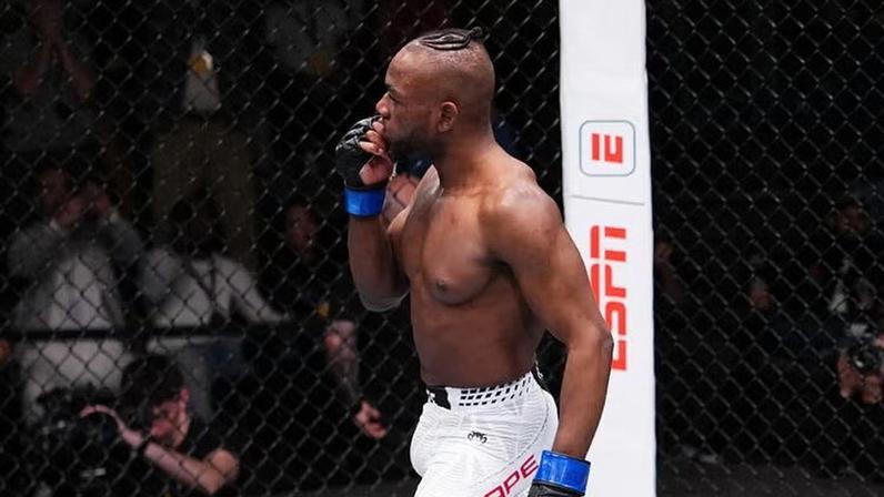 Manel Kape comemora a vitória sobre Brandon Royval na luta principal do UFC Vegas 112. (Foto por Jeff Bottari/Zuffa LLC)