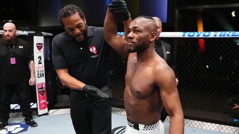 Manel Kape comemora a vitória sobre Brandon Royval na luta principal do UFC Vegas 112. (Foto por Jeff Bottari/Zuffa LLC)