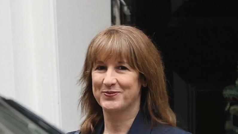 Reeves enfrenta comissão do Tesouro antes de moção de censura Tory no Parlamento