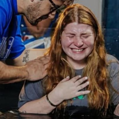 Ex-Chiquitita é batizada em igreja e celebra novo nascimento