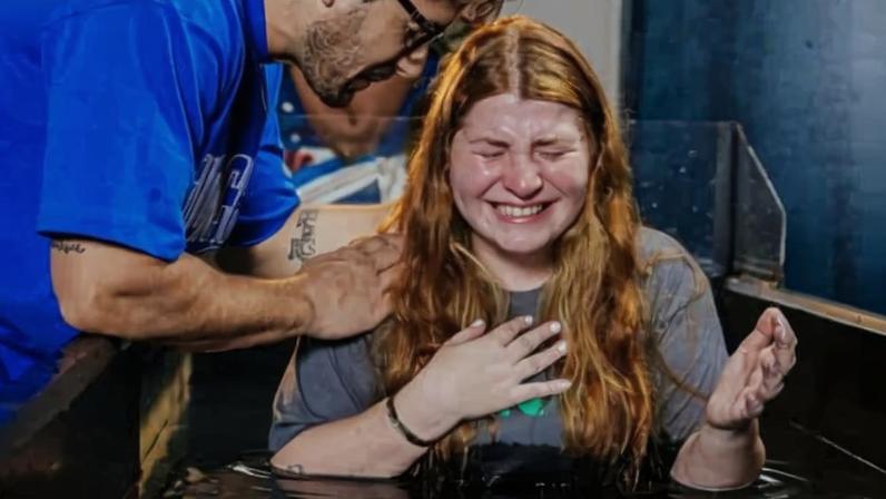 Giulia Garcia foi batizada na Zion Church. (Foto: Instagram/Giulia Garcia/Divulgação/SBT).