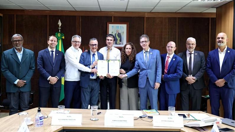 MEC assina contrato para gestão do hospital da Unirio