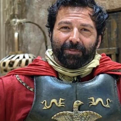 Ator de The Chosen é batizado em set de filmagens