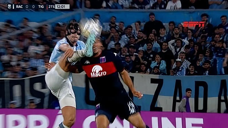 1 de 1 Sosa, de máscara, nocauteou Oviedo, do Tigre, com um chute no rosto — Foto: Tigre