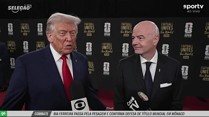 Donald Trump ao lado de Gianni Infantino, presidente da Fifa, no sorteio da Copa — Foto: Getty Images