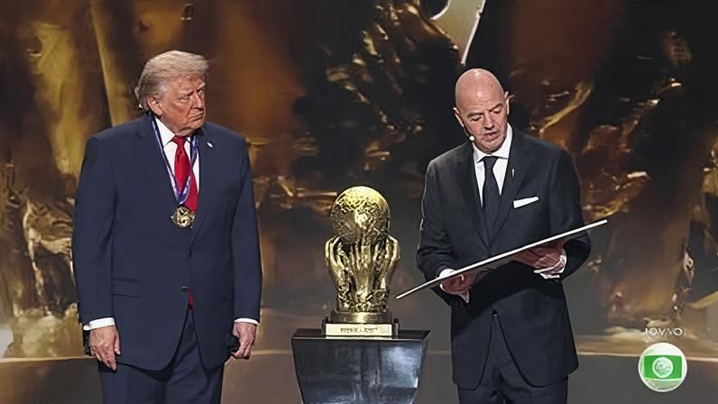 1 de 1 Trump recebe prêmio de Giannis Infantino em Sorteio da Copa — Foto: Getty Images