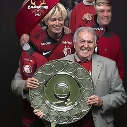 Zico levanta a taça com Kashima Antlers na conquista do título japonês