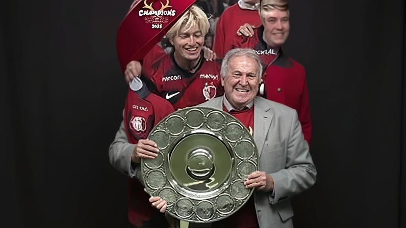 Zico ergue a taça da J-League com jogadores do Kashima Antlers — Foto: Etsuo Hara/Getty Images