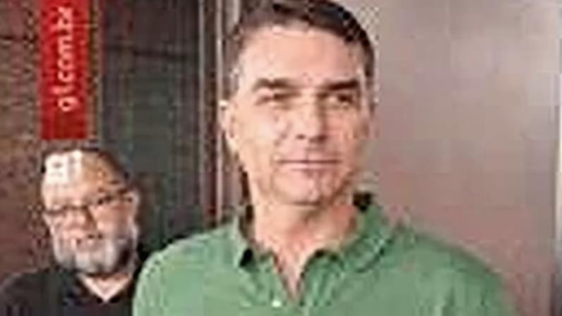 Flávio Bolsonaro indica que candidatura é moeda de troca e 'tem preço' para ser retirada