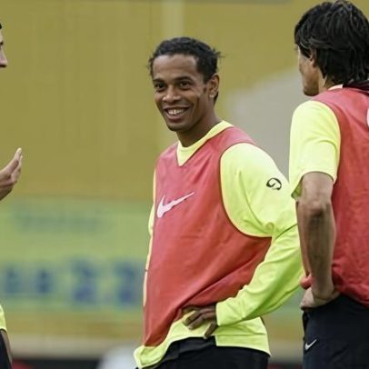 Ex-Vasco relembra escolher entre Ronaldinho e namorada: comprou passagem para ela