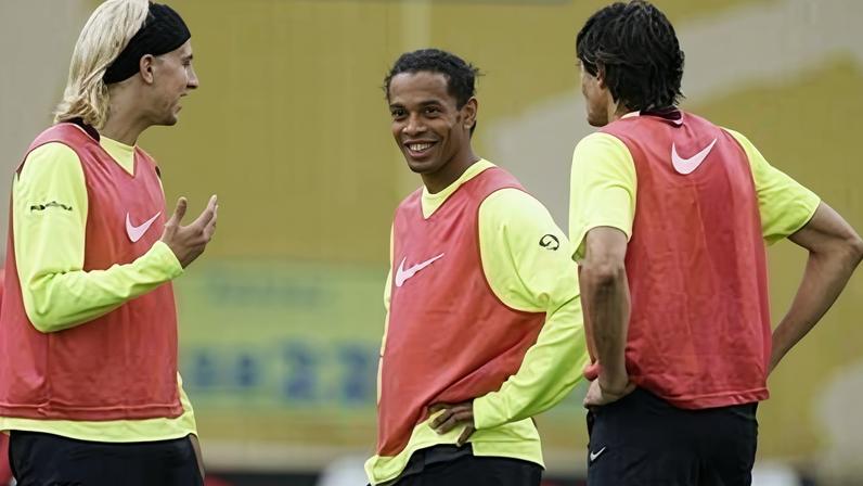 Maxi López conversa com Ronaldinho Gaúcho em treino do Barcelona — Foto: Denis Doyle/Getty Images