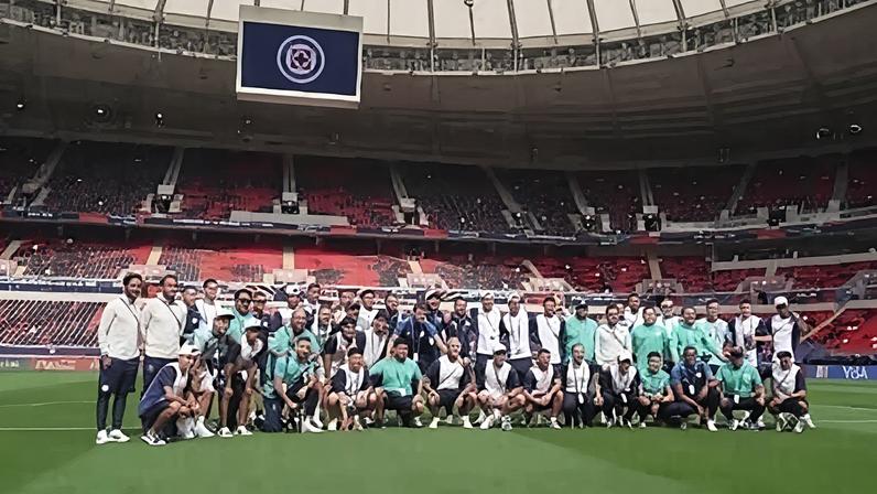Elenco do Cruz Azul faz reconhecimento do gramado do Estádio Ahmed bin Ali